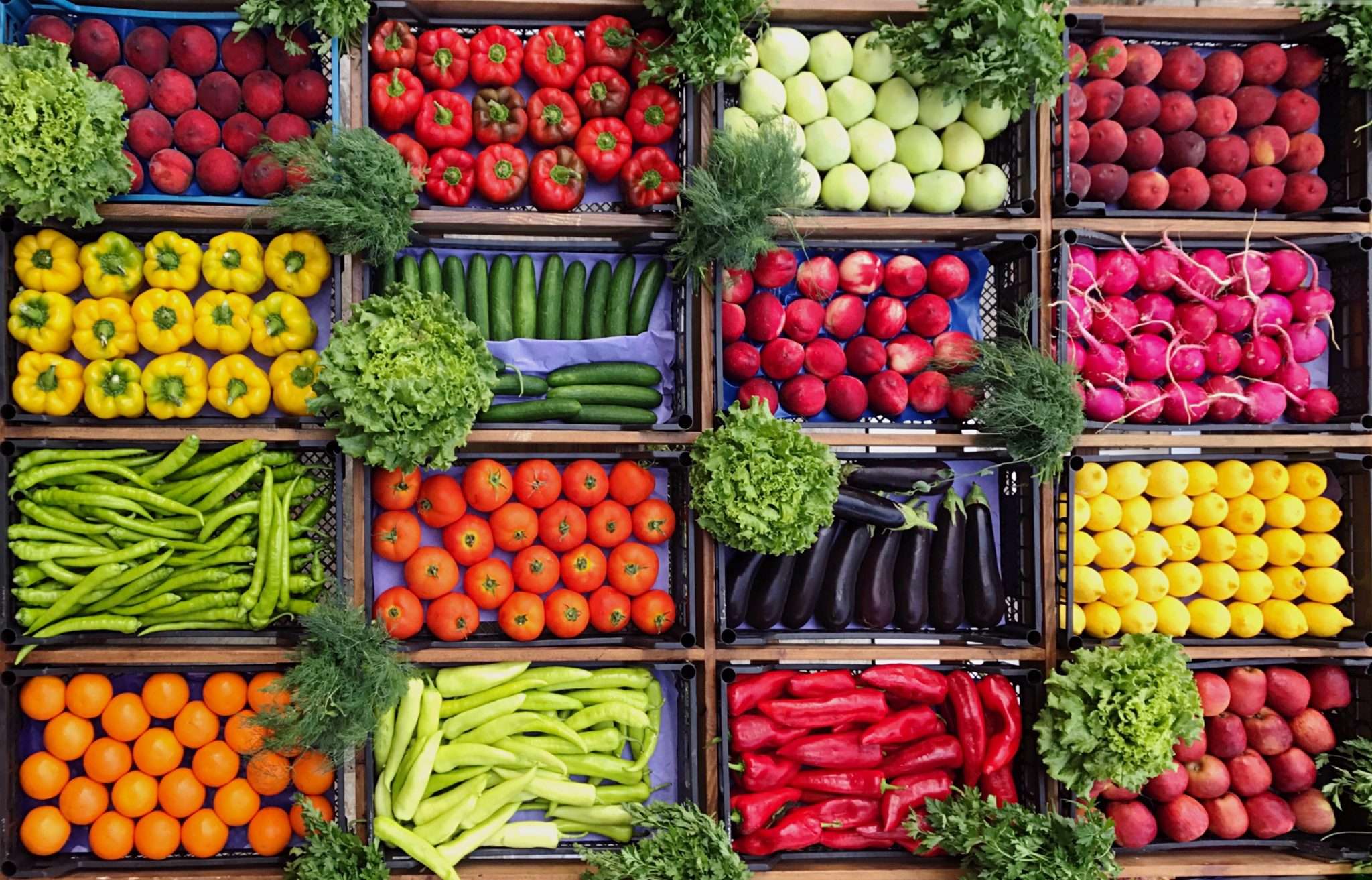 Овощи и фрукты. Сочные овощи. Разнообразие фруктов и овощей. Свежие овощи.